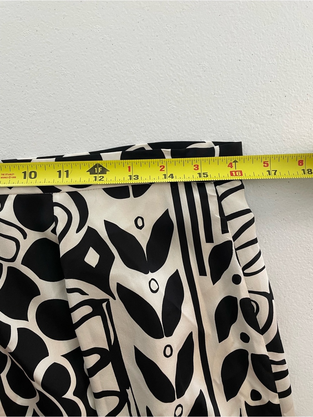 100% Silk Valerie Stevens Black & White Geometric Abstract Godet Panel Skirt - Picture 7 of 12